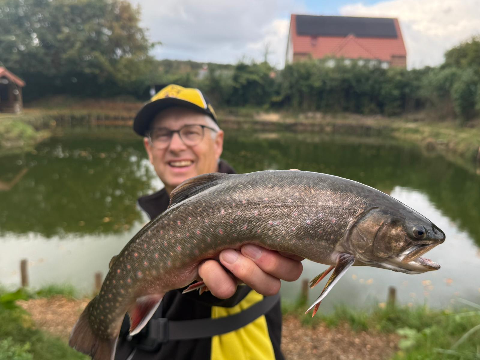 Saiblinge, Tiger- und Goldforellen werden im Forellenteich Lähden ständig besetzt.